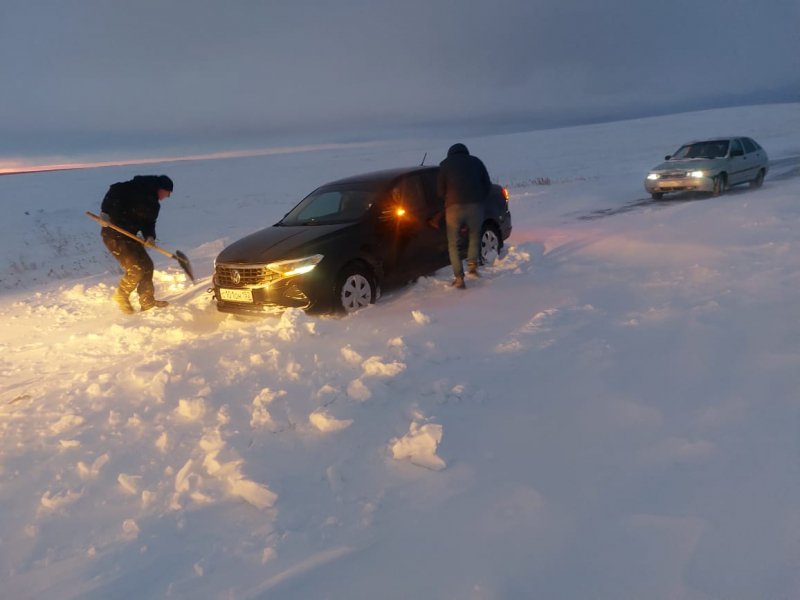 Участковый уполномоченный ОМВД России по Варненскому району по дороге на службу помог водителям освободить четыре автомобиля из снежного плена