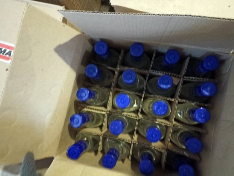 У жителя Варненского района полицейские изъяли по 2,5 тысячи пачек немаркированных сигарет и бутылок водки